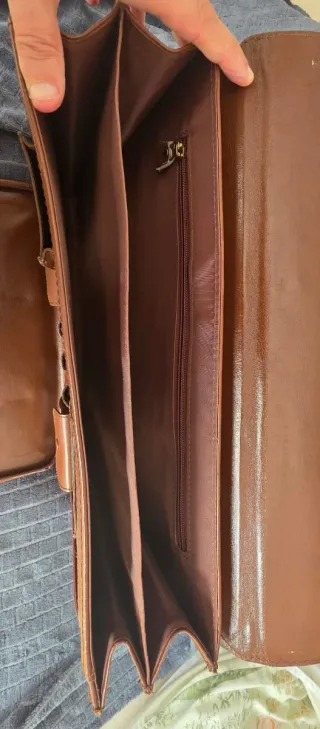 Maletín de piel vintage marrón con candado dorado