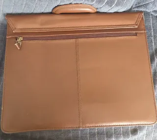 Maletín de piel vintage marrón con candado dorado