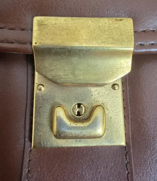 Maletín de piel vintage marrón con candado dorado