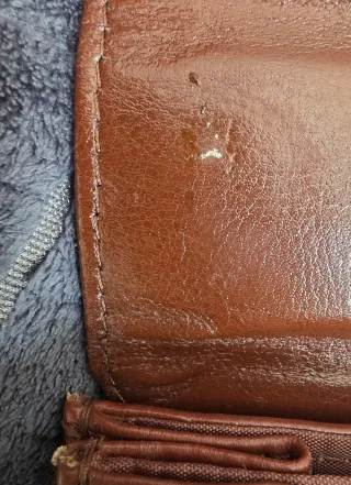 Maletín de piel vintage marrón con candado dorado