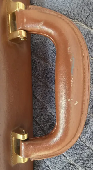 Maletín de piel vintage marrón con candado dorado