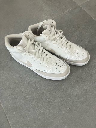 Tenis Nike blancos y beige