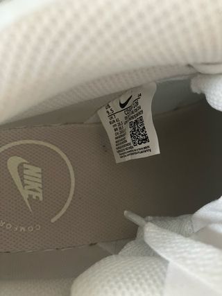 Tenis Nike blancos y beige