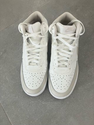 Tenis Nike blancos y beige