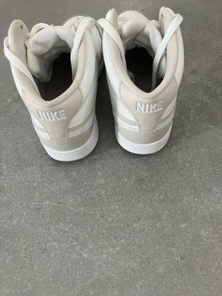 Tenis Nike blancos y beige
