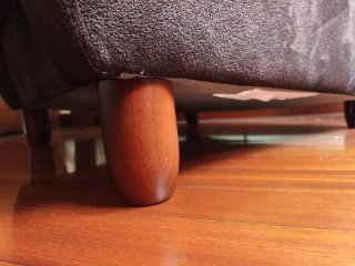Sillón orejero marrón tela