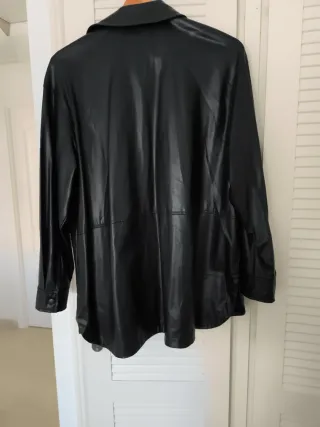 Sobrecamisa efecto piel Zara Talla S