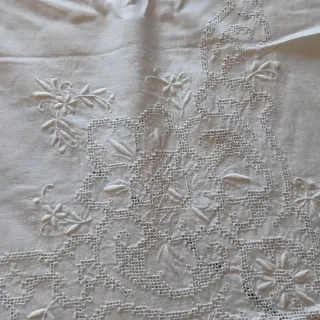 Tovaglia ricamata a mano in lino