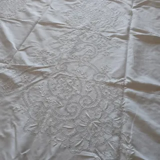 Tovaglia ricamata a mano in lino