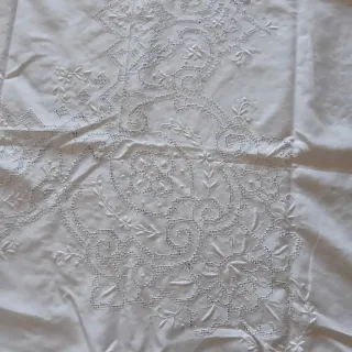Tovaglia ricamata a mano in lino
