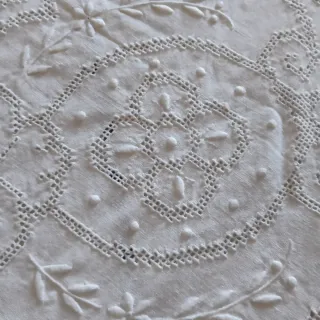 Tovaglia ricamata a mano in lino