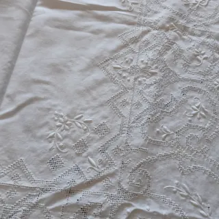 Tovaglia ricamata a mano in lino