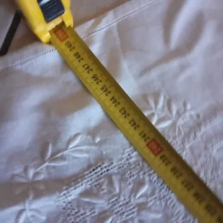 Tovaglia ricamata a mano in lino