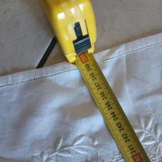 Tovaglia ricamata a mano in lino