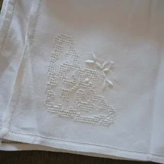 Tovaglia ricamata a mano in lino