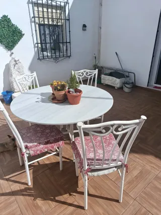 Conjunto mesa con tapa de marmol y 4 sillas hierro