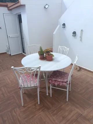 Conjunto mesa con tapa de marmol y 4 sillas hierro