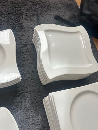 Preciosa vajilla de diseño prácticamente sin uso