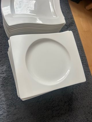 Preciosa vajilla de diseño prácticamente sin uso