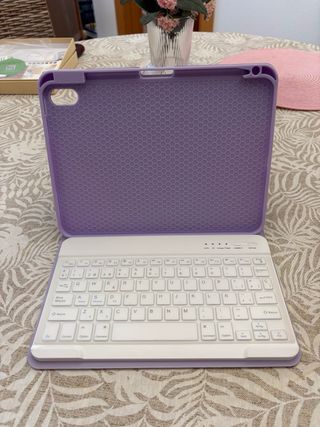 Funda Morada con Teclado Bluetooth para iPad 11
