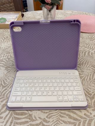 Funda Morada con Teclado Bluetooth para iPad 11