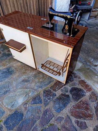 Máquina de coser Alfa antigua