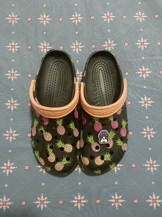 Crocs Piñas Verano Talla 42-43 Unisex