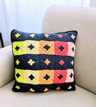 Cojín de crochet multicolor con relleno