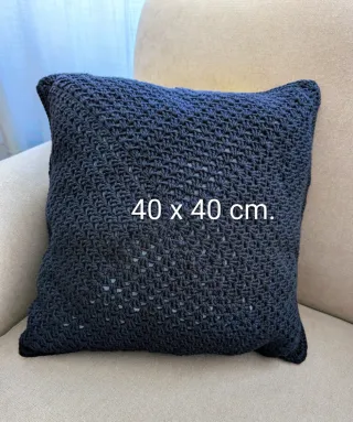 Cojín de crochet multicolor con relleno