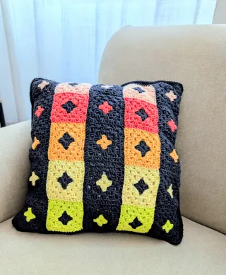 Cojín de crochet multicolor con relleno
