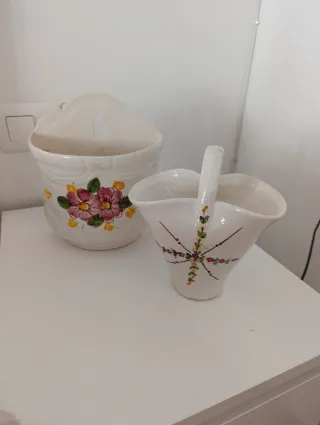 Cesta y macetero decorados flores