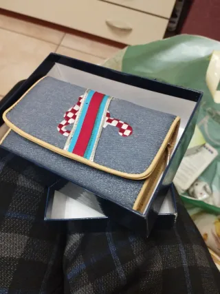 Portafoglio con decorazione a nastro