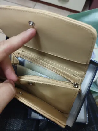 Portafoglio con decorazione a nastro