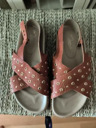 Sandalias Micuir marrón y Dorado