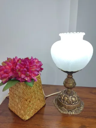 Lámpara de mesa antigua dorada y blanca