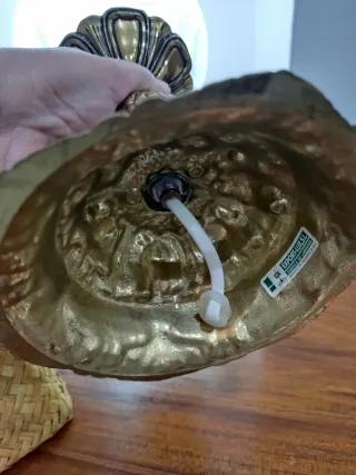 Lámpara de mesa antigua dorada y blanca