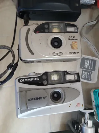 Consegna di Fotocamere Canon, Konica, Olympus