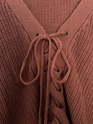 Cárdigan de punto rosa con cordones