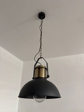 Lámpara colgante industrial negra y dorada