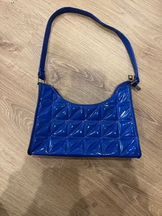 Bolso azul brillante acolchado