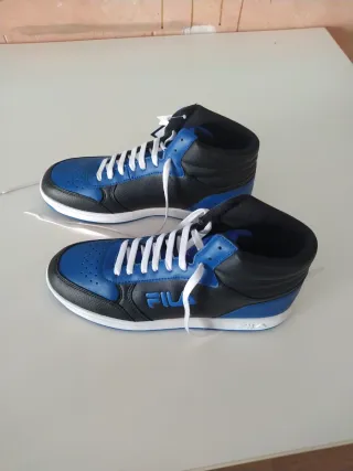 Zapatillas Fila Botas Negras y Azules