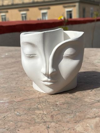 Vasetto in gesso bianco