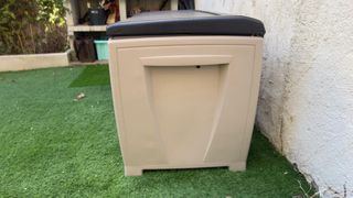 Baúl exterior impermeable beige y negro