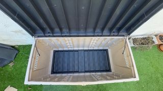 Baúl exterior impermeable beige y negro