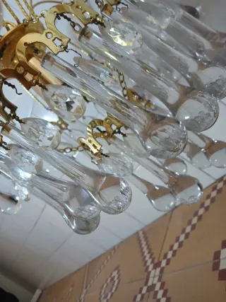 Lámpara de techo dorada con cristales