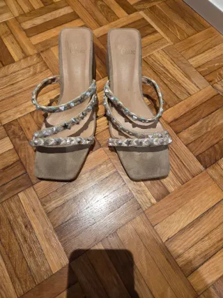 Zapatos de tacón beige con tachuelas