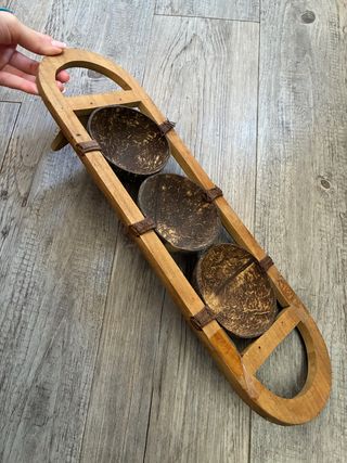 Decoración de cocos en madera