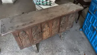 Cómoda antigua de madera tallada