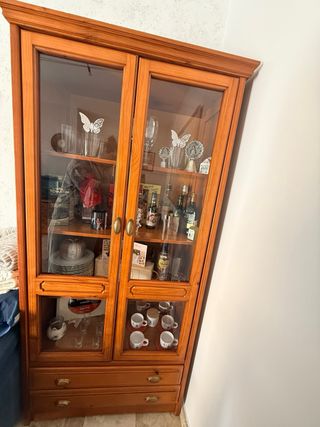 Aparador y vitrina de madera y cristal
