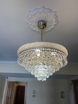 Lámpara de salón con cristales dorados